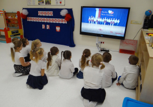 11 Dzieci oglądają koncert patriotyczny